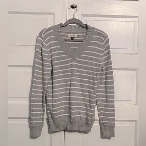 V-neck, grey sweater with white lined pattern | Size M
